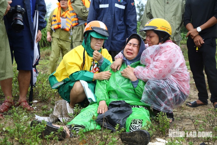 Bà Nguyễn Thị Bé, chủ hai tàu cá bị sóng nhấn chìm, mất kế sinh nhai duy nhất của gia đình.