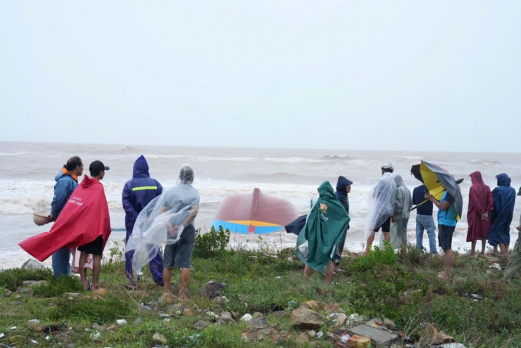 Một trong 2 tàu cá của bà bé trôi dạt vào bờ biển Cửa Ông - bị sóng đánh lật úp