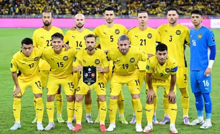 "Ô dù" nào chống đỡ cho tuyển Malaysia khi có 7 cầu thủ không đủ tư cách khoác áo tuyển Malaysia? Ảnh: Bola