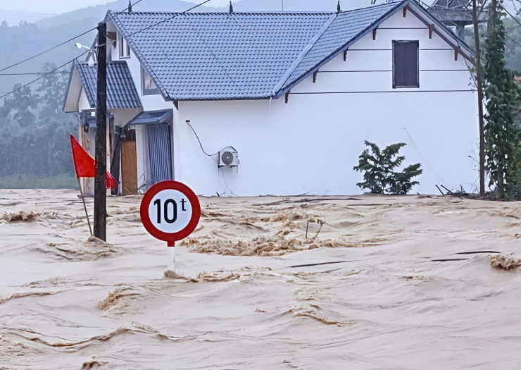 Căn nhà 2 tầng bị nước lũ bủa vây sau khi đăng tải lên mạng xã hội đã nhận được sự quan tâm đặc biệt từ cộng đồng mạng. Ảnh: XĐ