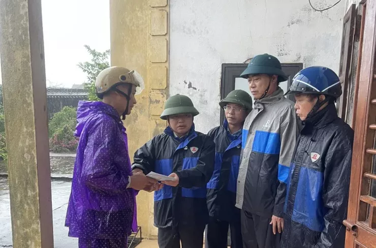 Chính quyền xã Quỹ Nhất hỗ trợ cho các gia đình có người tử vong sau trận lốc xoáy dữ dội lúc rạng sáng nay 29-9. Ảnh: ĐT