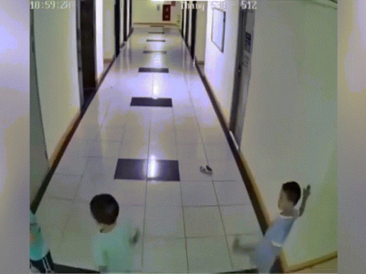 3 bé trai ném dép vô tình làm hỏng 2 thang máy ở Hà Nội, xôn xao tin đồn 'đền' 2 tỷ