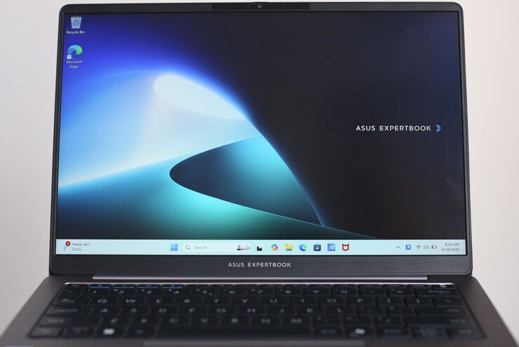 Chiếc laptop AI nhẹ ngang MacBook Air nhưng mạnh, bền hơn gấp bội