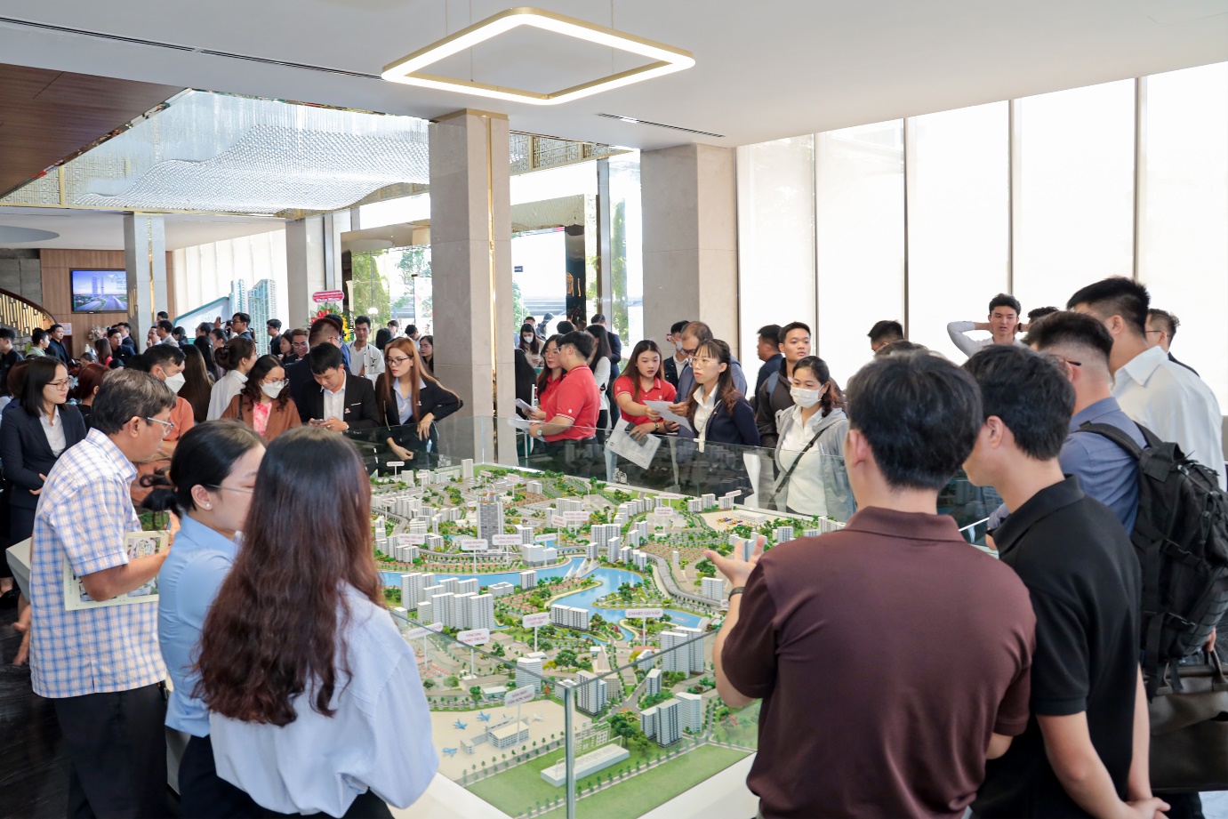 Vị trí đắc địa trên mặt tiền Quốc lộ 13, tuyến metro 2 đi ngang, tiến độ xây dựng thần tốc cùng chính sách bán hàng linh hoạt chính là yếu tố giúp khách hàng tin tưởng lựa chọn The Emerald 68. (ảnh: Quốc Dũng)