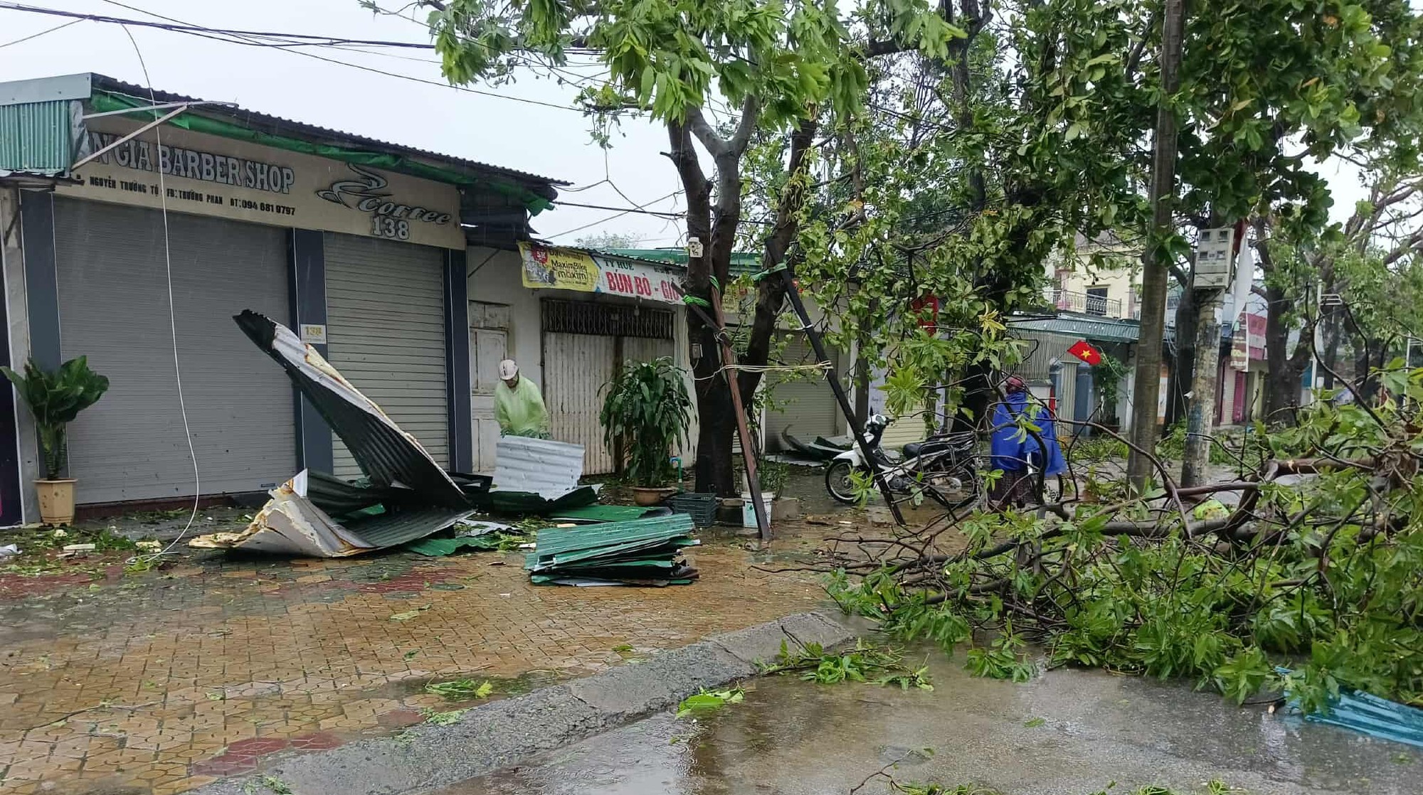 Bão số 10 Bualoi: Nhà tốc mái, cột điện đổ, ngập lụt nhiều nơi - 6