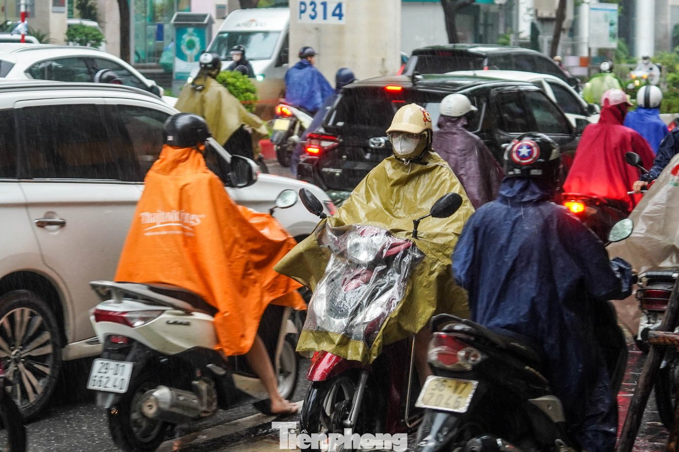 Hà Nội mưa to gió lớn do bão số 10, đường phố kẹt cứng - 4