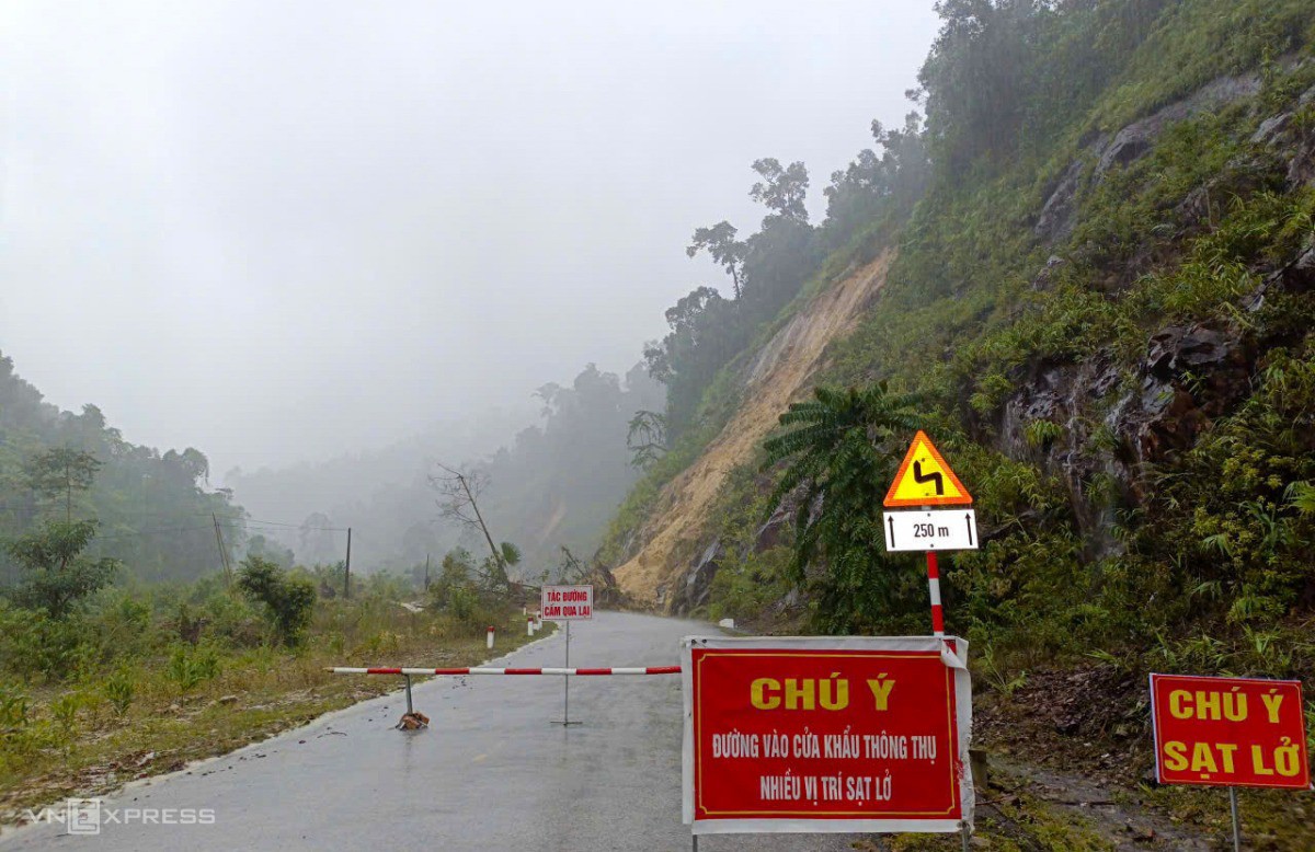 Đường lên cửa khẩu Thông Thụ, trước đây thuộc huyện Quế Phong, bị cấm từ trưa 29/9 do sạt lở. Ảnh: Đức Hùng