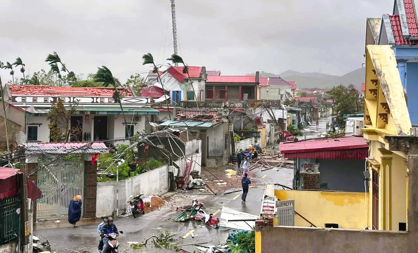 Hình ảnh giông lốc tan hoang tại xã Hoằng Giang, tỉnh Thanh Hóa