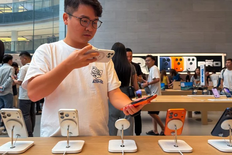 Nhiều iPhone 17 Pro được ghi nhận có vết trầy xước ngay tại cửa hàng Apple.
