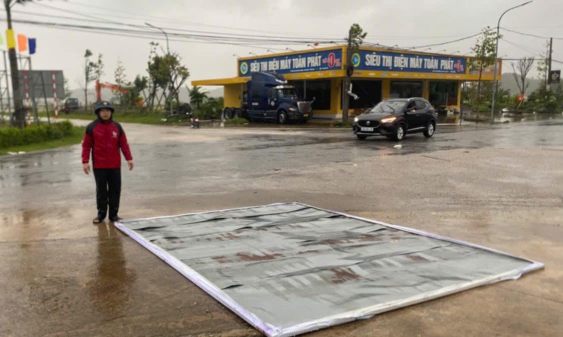 Nhà sập, nhiều nơi chìm trong "biển" nước khi bão số 10 Bualoi đổ bộ - 11