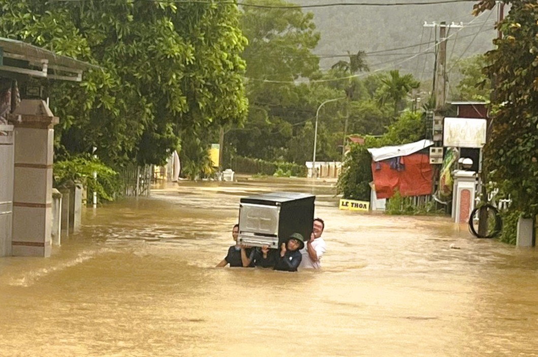 Nhà sập, nhiều nơi chìm trong "biển" nước khi bão số 10 Bualoi đổ bộ - 15