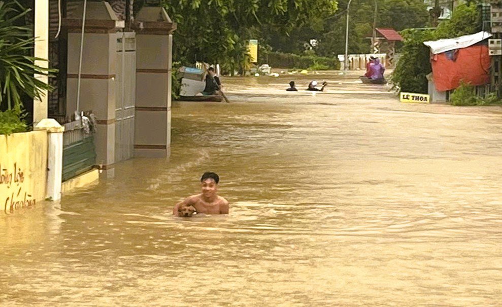 Nhà sập, nhiều nơi chìm trong "biển" nước khi bão số 10 Bualoi đổ bộ - 16