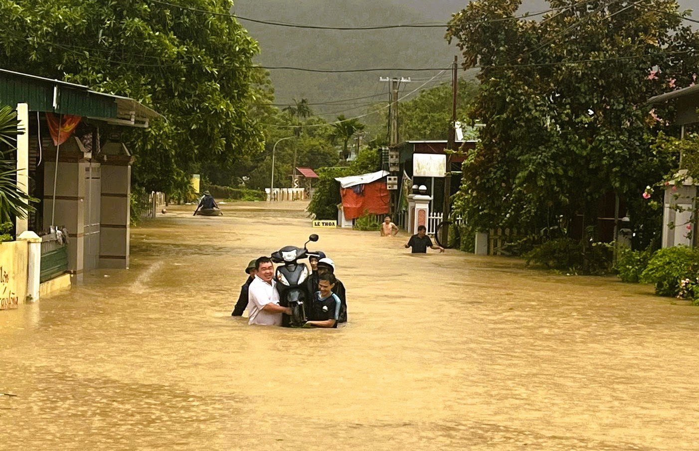 Nhà sập, nhiều nơi chìm trong "biển" nước khi bão số 10 Bualoi đổ bộ - 17