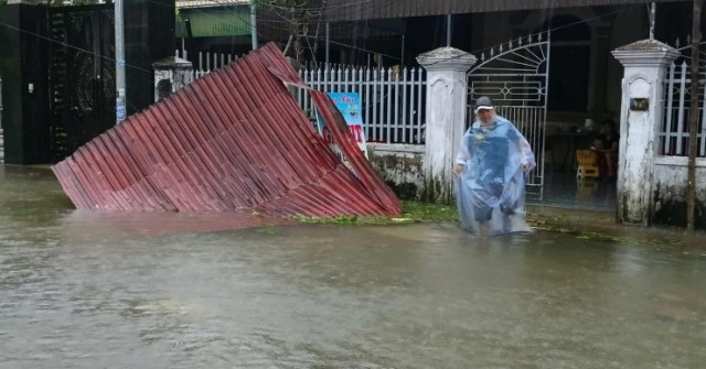 Bão số 10 Bualoi: Nhà tốc mái, cột điện đổ, ngậ...