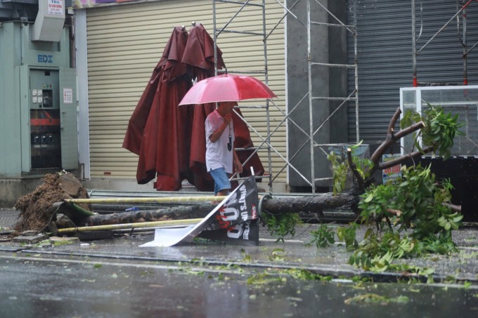 Bà chủ khách sạn mở cửa đón người dân tránh bão - 1