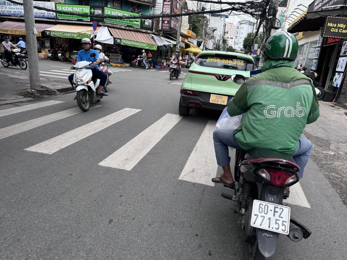 Các tài xế Grab than phiền về thu nhập giảm