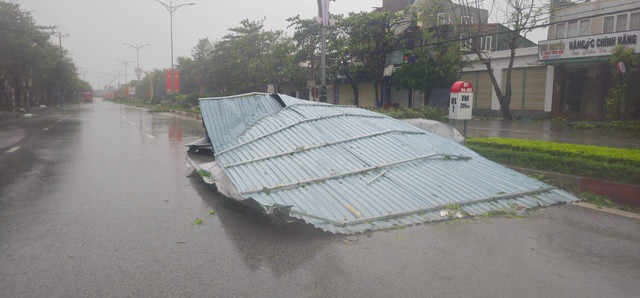 Ghi nhận của Báo Người Lao Động vào lúc 6 giờ 30 phút sáng 29-9, tại địa bàn phường Nam Hồng Lĩnh, tỉnh Hà Tĩnh, mưa nặng hạt, gió vẫn mạnh và rít lên từng hồi