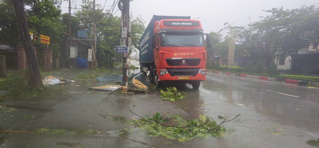 Đường phố tan hoang sau bão