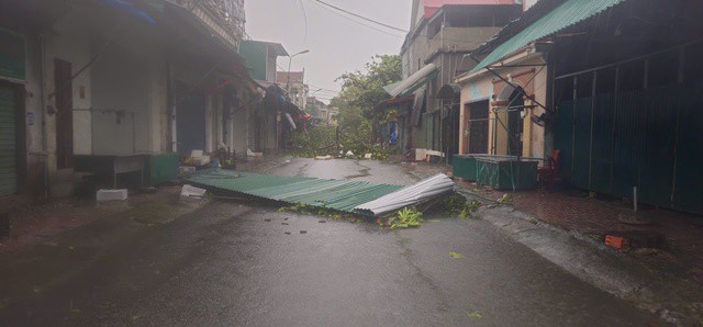 Một người dân tại TDP 5, phường Nam Hồng Lĩnh cho biết sống hơn 50 năm rồi đây là lần đầu tiên ông chứng kiến cơn bão mạnh và lâu như thế này. "Quá kinh hoàng!" - người này nói.