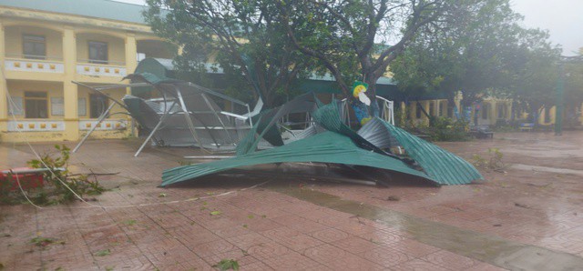 Mái tôn nhà để xe của một trường học trên địa bàn phường này bị bão vò nát