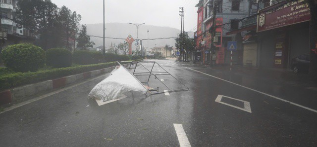 Đường phố tan hoang sau khi bão số 10 quét qua