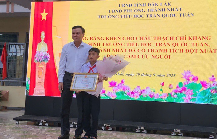 Ông Đào Mỹ trao tặng bằng khen cho em Thạch Chí Khang