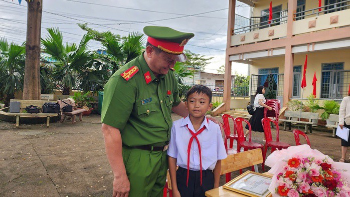 Đại tá Võ Duy Tuấn, Phó giám đốc Công an tỉnh Đắk Lắk, động viên em Thạch Chí Khang