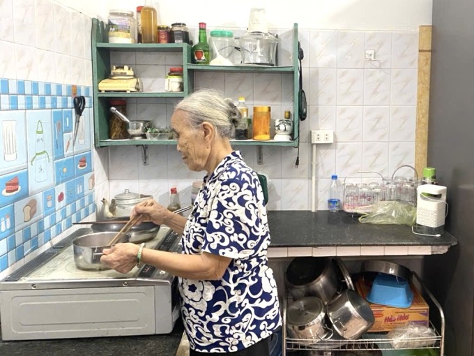 Bà nội anh Nam đang nấu cơm cho cả đại gia đình, tháng 9/2025. Ảnh: Gia đình cung cấp