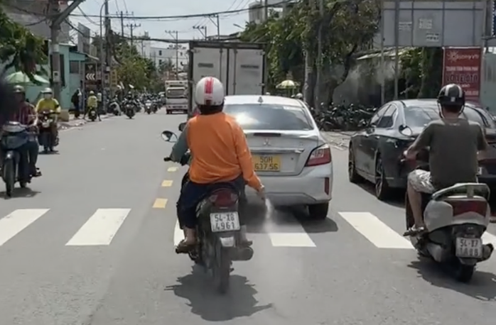 Người phụ nữ rải "bột lạ" xuống đường.