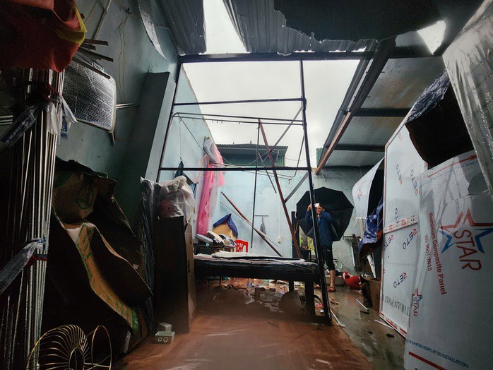 Nhà dân ở xã Phú Trạch, tỉnh Quảng Trị bị tốc mái sau khi bão số 10 càn quét qua địa phương này