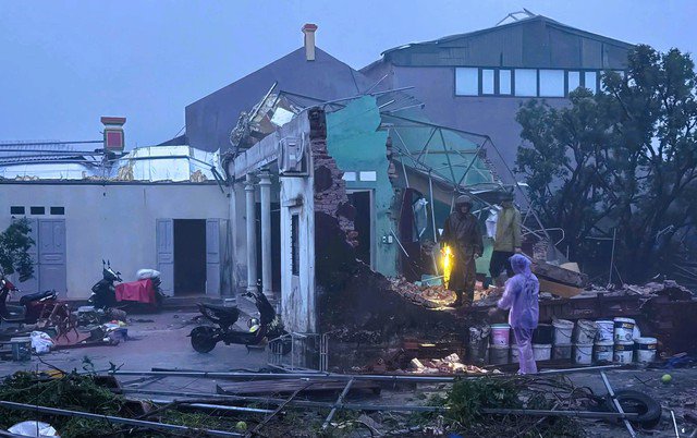 Nhà dân ở thôn Phú Khê, xã Hoằng Phú, tỉnh Thanh Hóa bị sập, tốc mái trong đêm 29-9 do ảnh hưởng của bão số 10 Bualoi. Ảnh: Thanh Tuấn