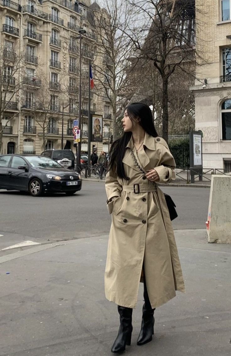 Được xếp vào nhóm món đồ kinh điển không bao giờ lỗi thời, trench coat giúp bạn trở nên sang trọng nhanh chóng, dễ dàng mà không cần nghĩ cách phối khi đi làm. Bạn chỉ cần mặc một bộ đồ cơ bản như quần jeans, áo phông bên trong, khoác ngoài chiếc trench coat là đủ nổi bật. Tùy sở thích, bạn có thể phối bốt cao cổ, sneakers, giày cao gót.