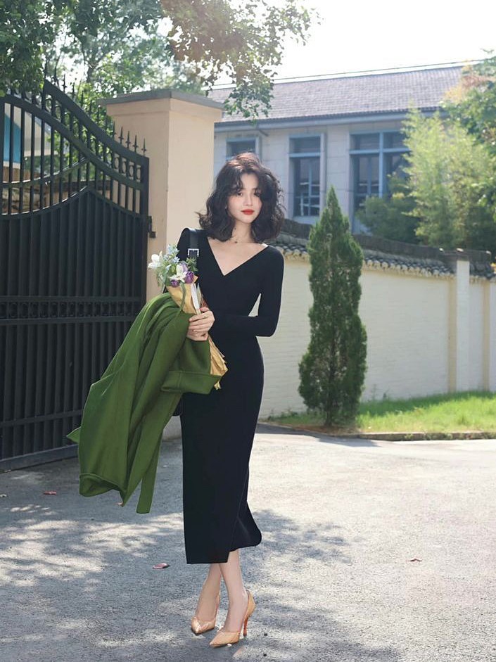 Vào những ngày se lạnh, hãy diện váy dệt kim liền thân ôm nhẹ phong cách tối giản, kèm giày cao gót. Theo WWW, kiểu mặc này vừa toát lên vẻ quyến rũ, vừa thanh lịch.