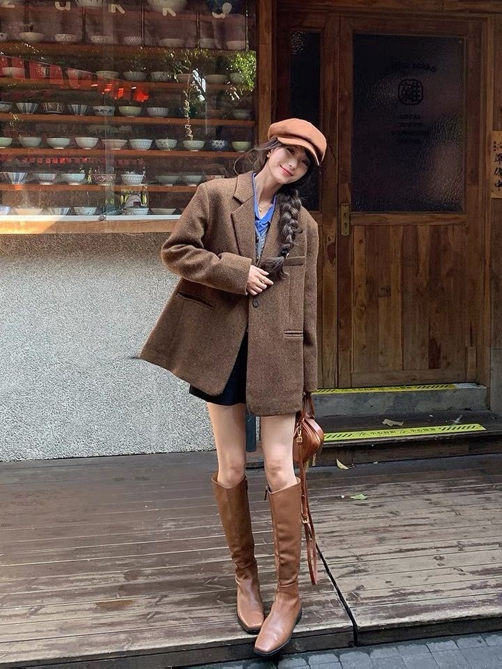 Blazer được xem là món không thể thiếu trong tủ đồ của mọi người. Hãy chọn dáng rộng, dài qua vòng ba để trông trẻ hơn, hoặc loại áo chiết eo tạo tỷ lệ đường cong. Bạn có thể mặc chúng cùng chân váy ngắn, quần shorts giả váy, quần ống loe, bốt cao. Không nên chọn váy midi vì trông lòe xòe, rườm rà.
