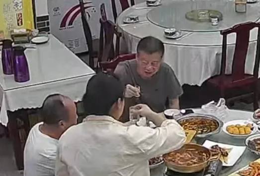 Chủ nhà (áo xám) là người vô cùng tốt bụng trong mắt chị Dương. Ảnh: QQ