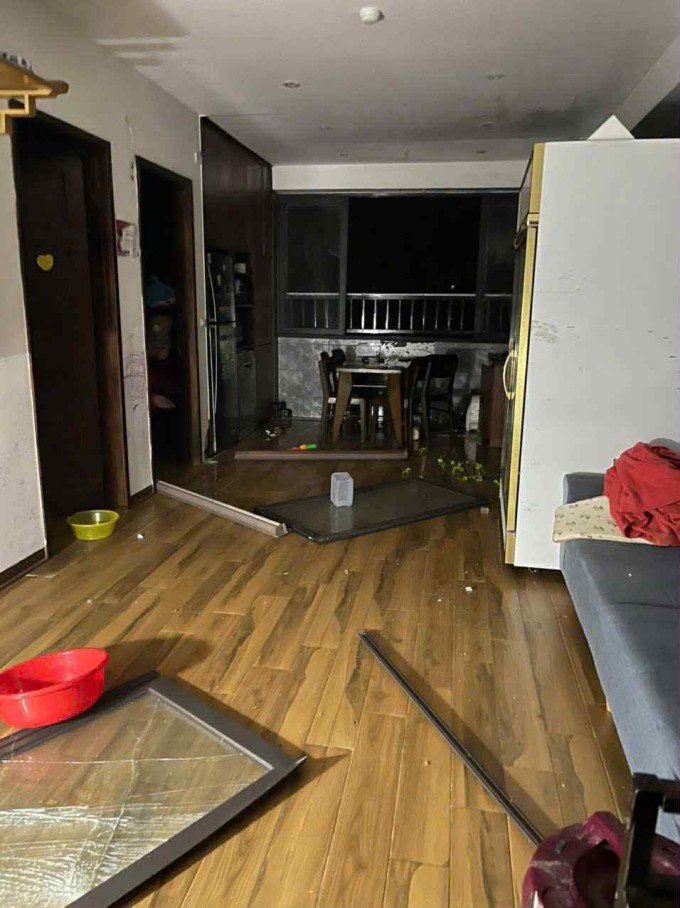 Cảnh đổ nát do bão trong một căn hộ ở nơi Thu Phương sống, sáng 29/9. Ảnh: Nhân vật cung cấp