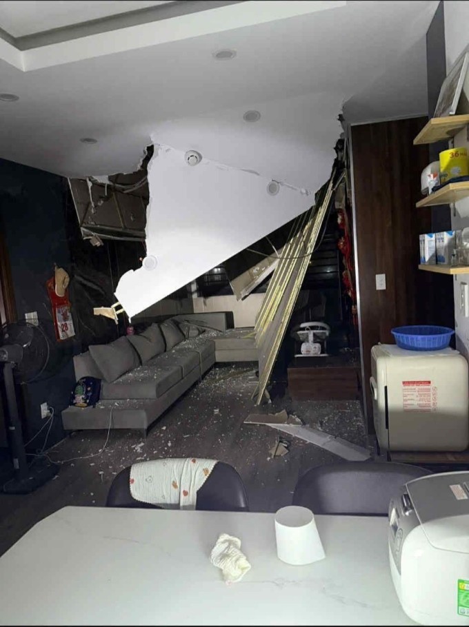 Một căn hộ chung cư ở Trường Vinh, Nghệ An bị sập tường, nước tràn do ảnh hưởng bão Bualoi, tối 28/9. Ảnh: A.A