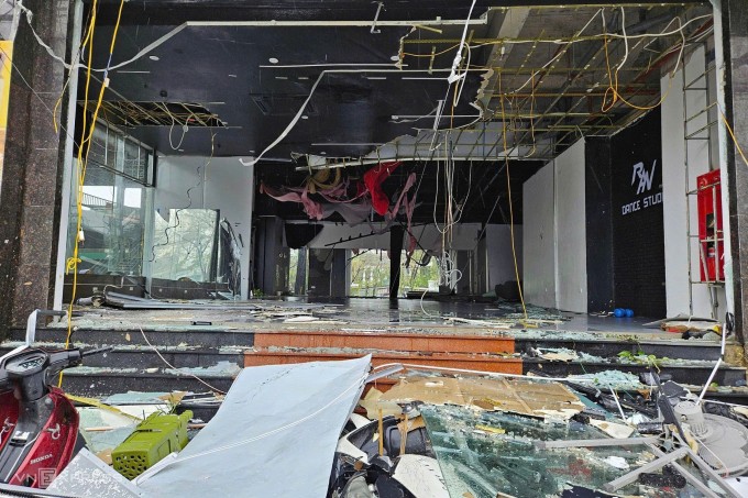 Trần nhà bị sập trên đường Nguyễn Sỹ Sách, trước đây thuộc TP Vinh, tỉnh Nghệ An, sáng 29/9. Ảnh: Đức Hùng