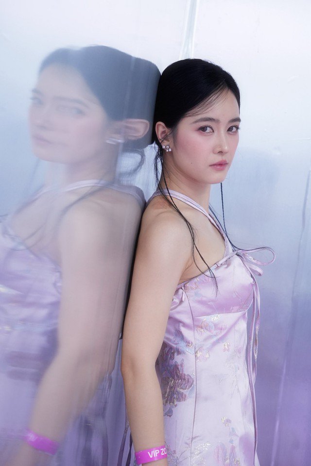 Đời thực, cô nàng diễn viên sinh năm 1991 lại chọn phong cách thời trang đúng tuổi, dịu dàng nhưng không kém phần tươi trẻ.