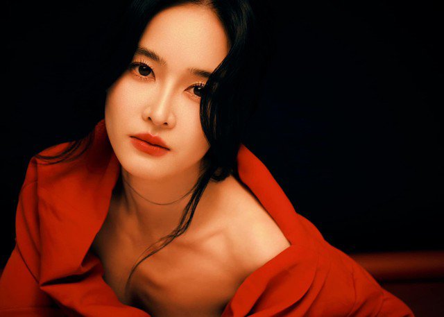 Người đẹp thỉnh thoảng lại phá cách sexy với đầm hở bạo.