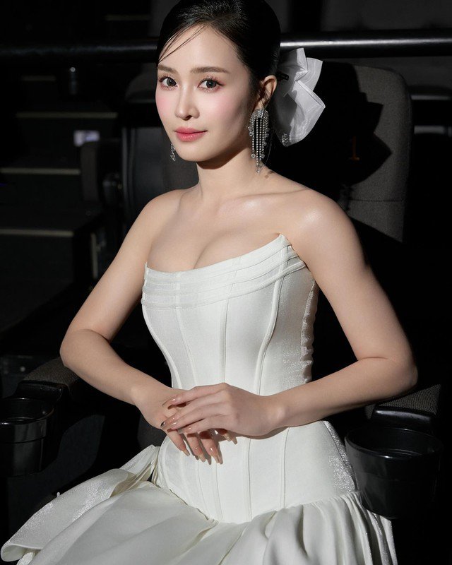 Có lúc, Thiên Tú hóa thân thành công chúa khi diện đầm trắng xòe với phần cúp ngực khoe khéo vẻ đẹp tròn đầy.