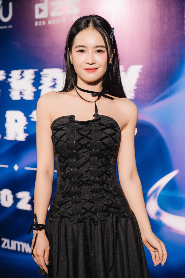 Hoặc tại một sự kiện, cô khoe đầm đen cá tính nhưng vẫn làm nổi bật bờ vai thon gọn.