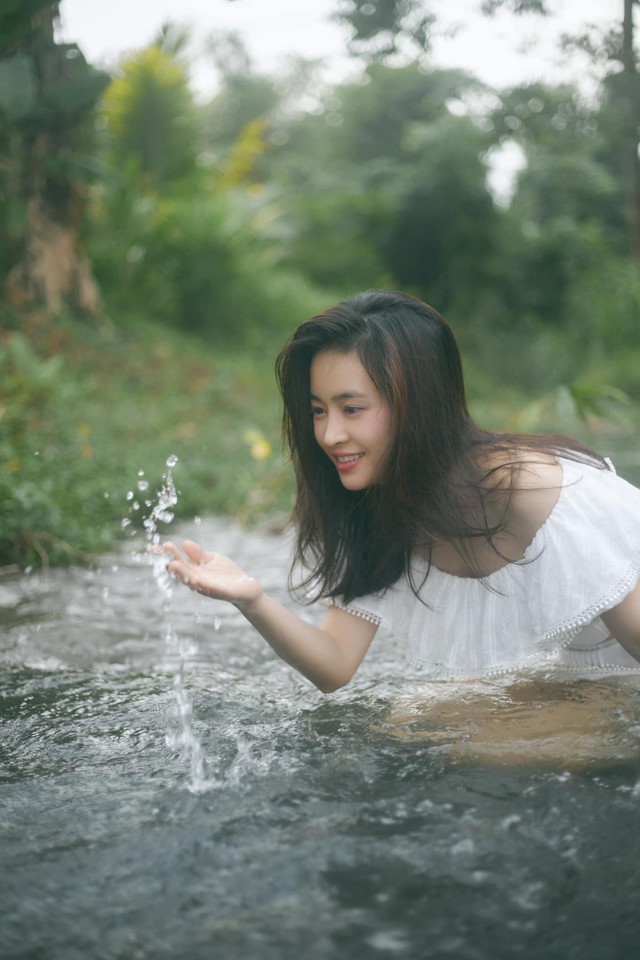 Khi đi du lịch, nữ diễn viên lại chọn cho mình style nàng thơ để hòa mình với thiên nhiên trong trẻo.