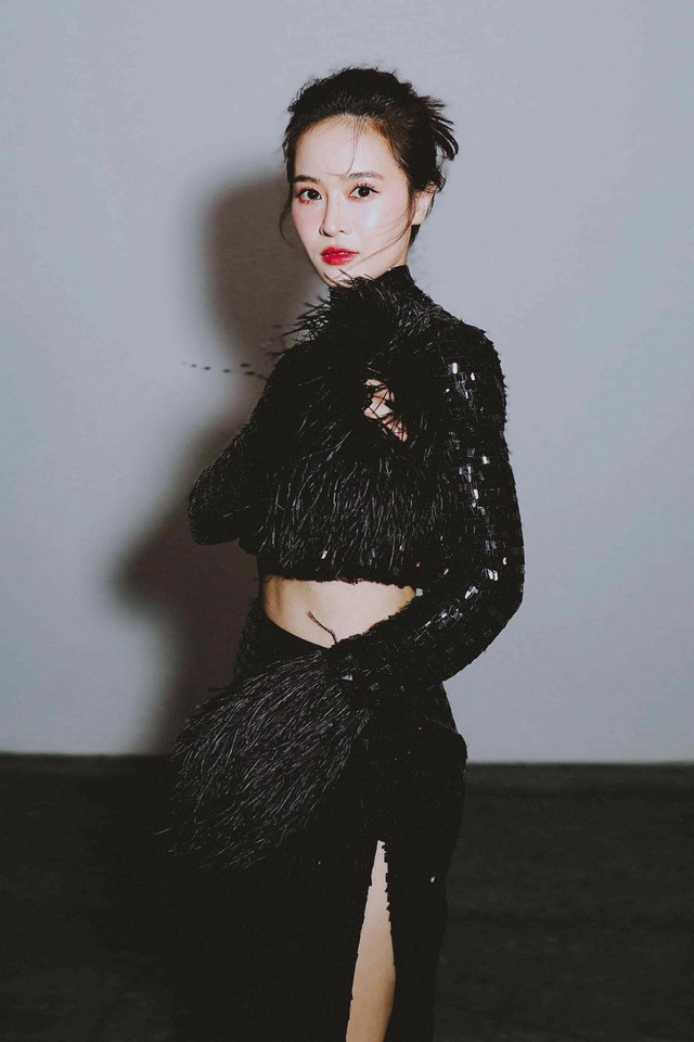 Nhưng trước ánh đèn sân khấu, Thiên Tú lại thể hiện cá tính với bộ trang phục màu đen khoe eo thon.