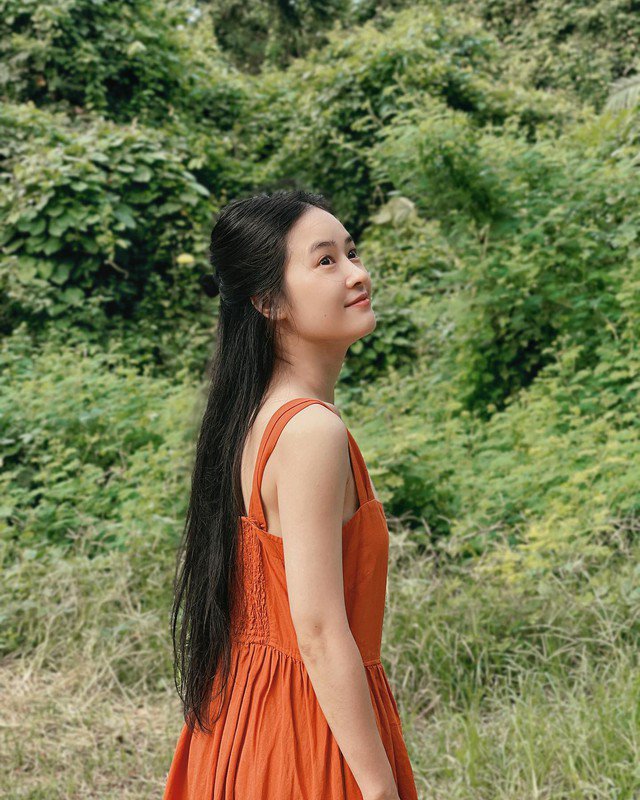 Có thể nói, cô cũng như nhiều nữ nghệ sĩ khác, việc đa dạng trong style thời trang cũng giúp Thiên Tú ghi điểm trong mắt khán giả. Ở hình ảnh này, nữ diễn viên lại tạo cảm giác thiện cảm với khán giả khi diện đầm 2 dây nhẹ nhàng.