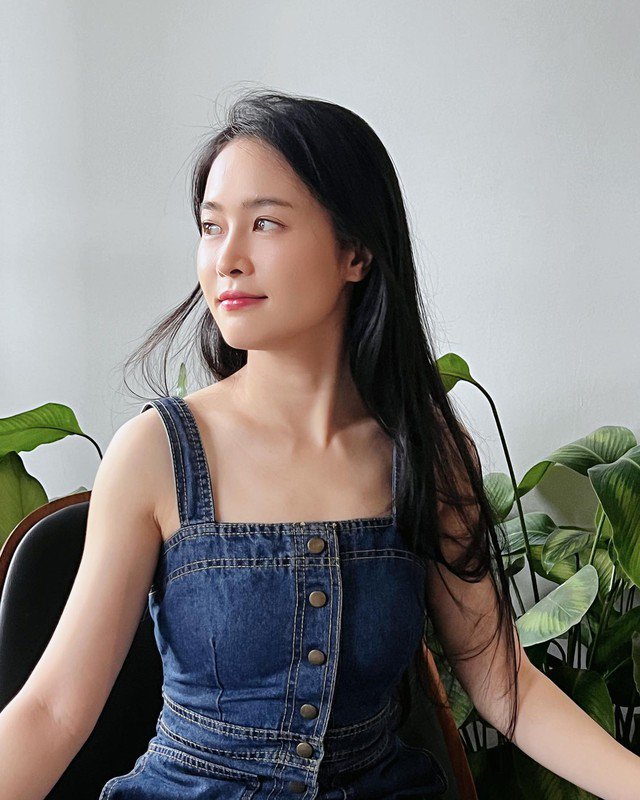 Hoặc có lúc, Thiên Tú "hack tuổi" với đầm jeans gọn gàng, năng động.