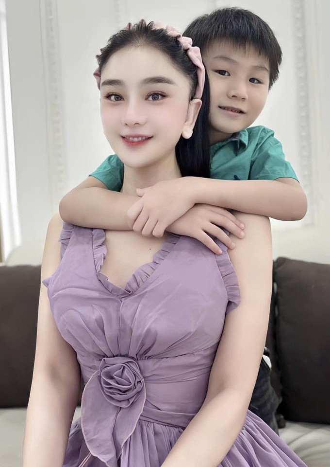 Lâm Khánh Chi bên con trai cưng, hôm 26/9.
