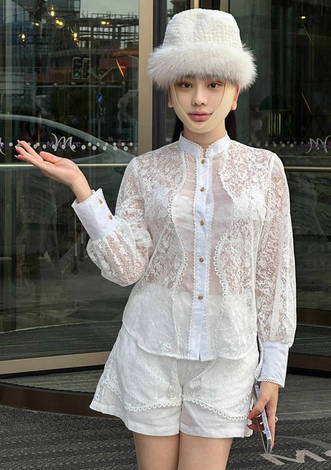 Lâm Khánh Chi đeo đai cố định mặt khi ra phố Thượng Hải, Trung Quốc mua quà cho con, hôm 24/9.