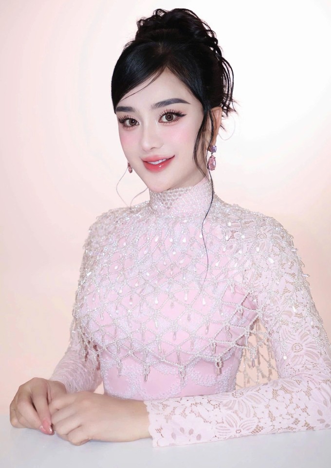 Lâm Khánh Chi khi dự một sự kiện ở TP HCM, hồi tháng 7, trước phẫu thuật thẩm mỹ lần thứ 10.