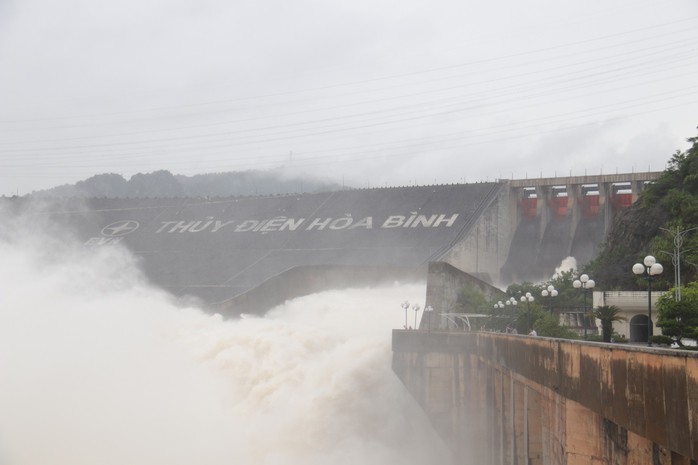 Thủy điện Hòa Bình trong một đợt xả lũ trước đây